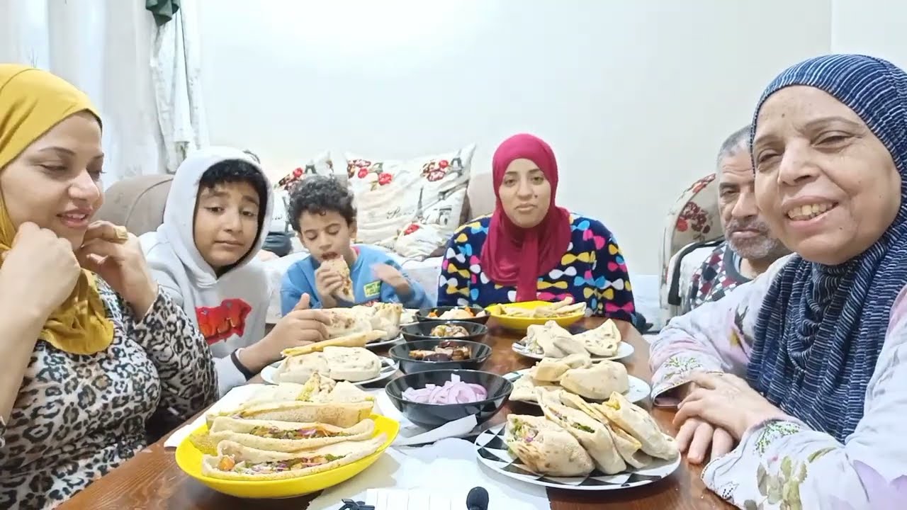 تحدي اكل واخيرا لميت العيله كلها على احلى سندوتشات فول وطعميه وبطاطس  كان لازم اعمل كده😔✋