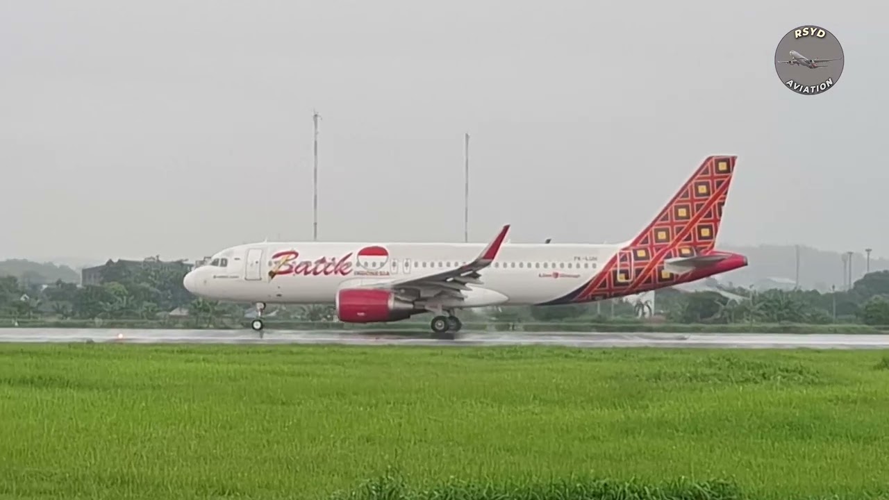 Pesawat Batik Air spesial Boeing 737 landing Bandara Adi Soemarmo