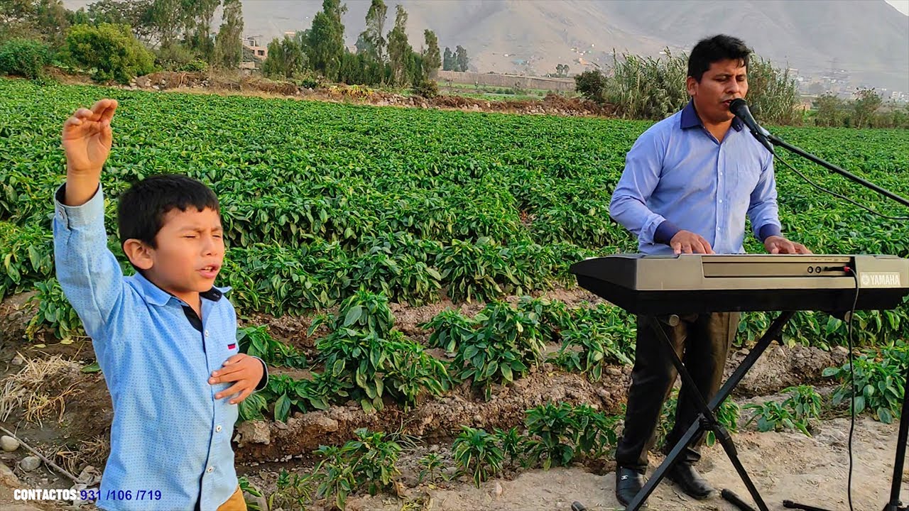 CANTANDO EN EL CAMPO | A SU NOMBRE GLORIA | SHALOM PRODUCTIONS