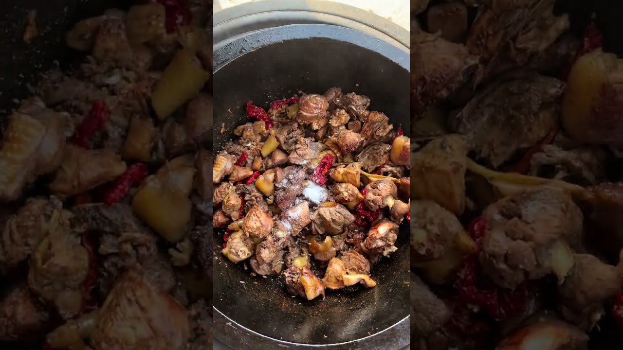 武威人的餐桌上，总少不了鸡肉垫花卷的身影。鲜醇的肉香裹着吸饱汤汁的暄软花卷，每一口都是家乡的味道，暖到心里#鸡肉垫卷子 #武威美食 #记录我的农村生活