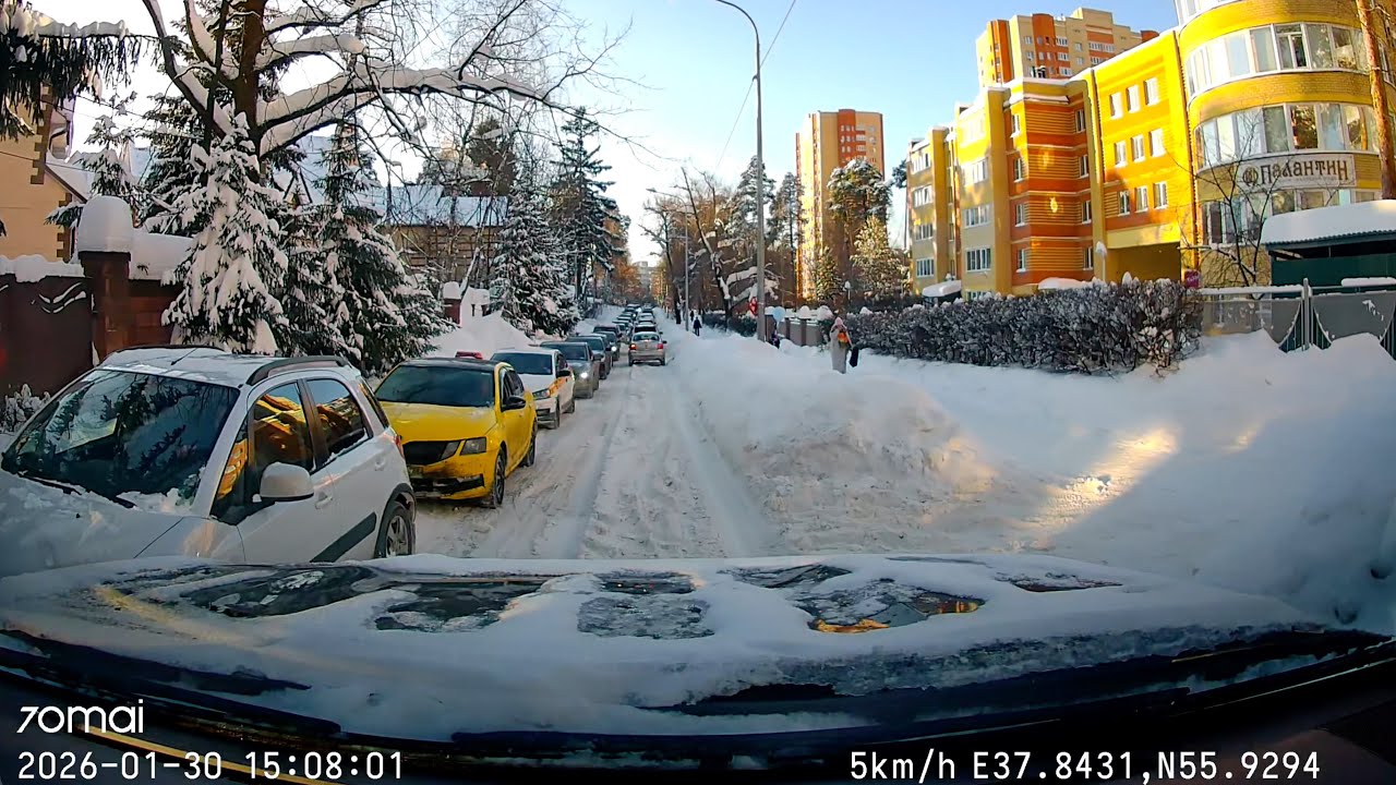 Миллиметры друг от друга. Пробираемся на Toyota Sequoia. Подмосковье после длительного снегопада.