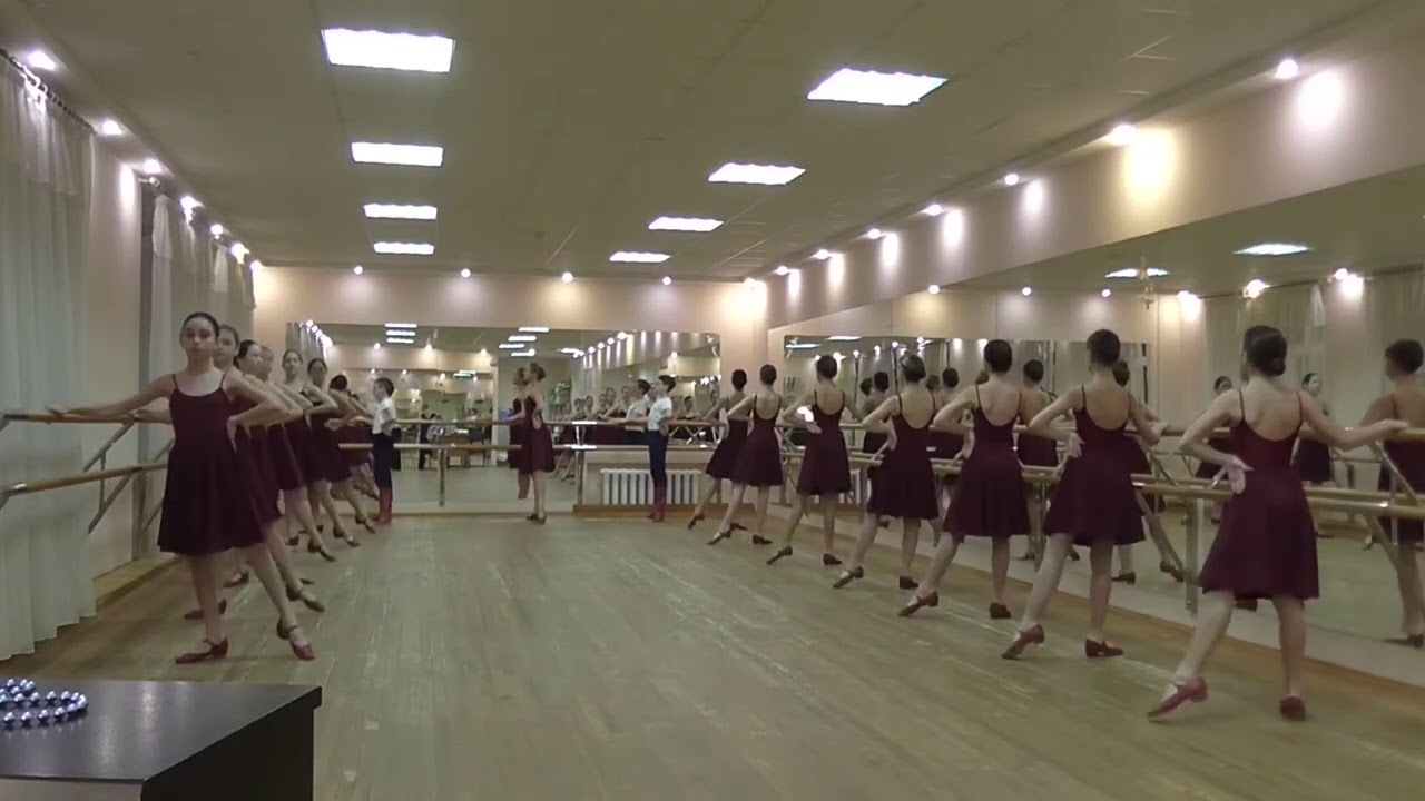 Народный танец - Battement tendu в характере белорусского танца «Козочка»