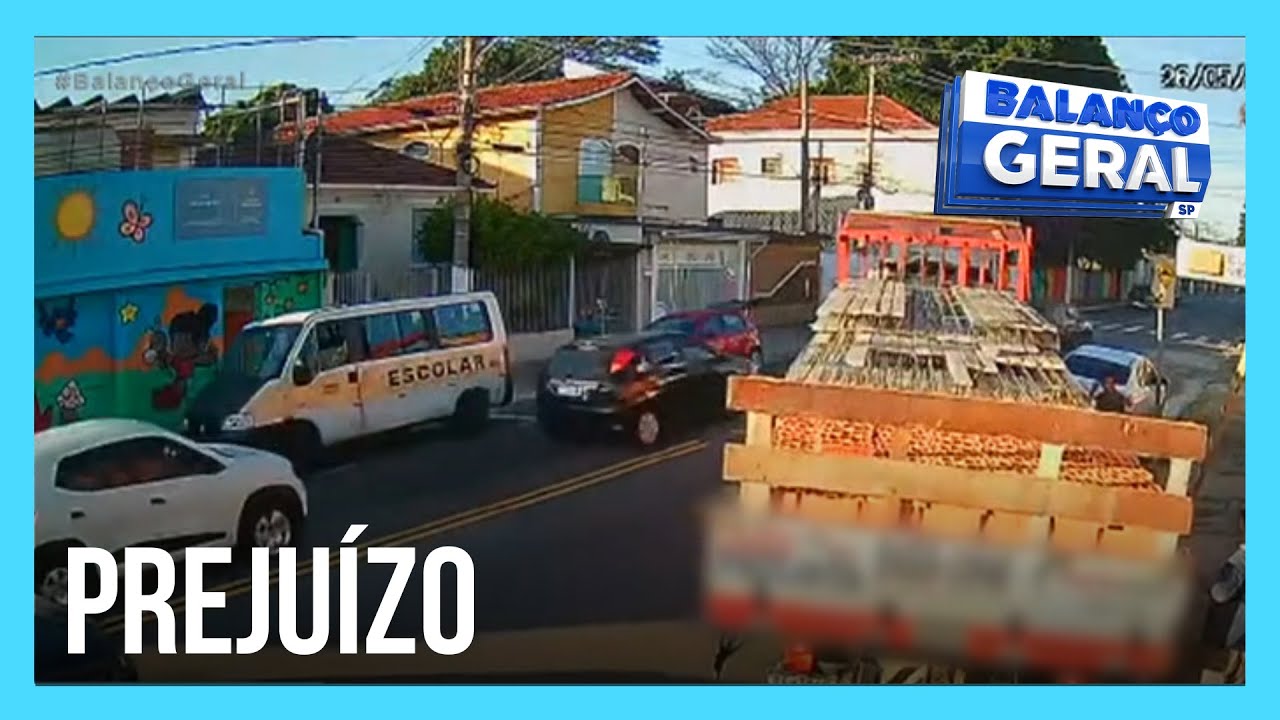 Balança Povão: Caminhão de material de construção afunda calçada e vai embora