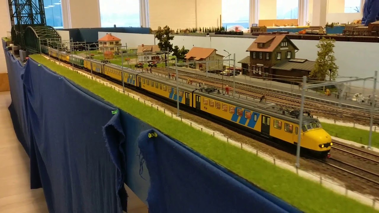 NS Stroomlijnstellen in dubbeltractie Hondekop Muizeneus Mat'54 Mat'46 deel 1