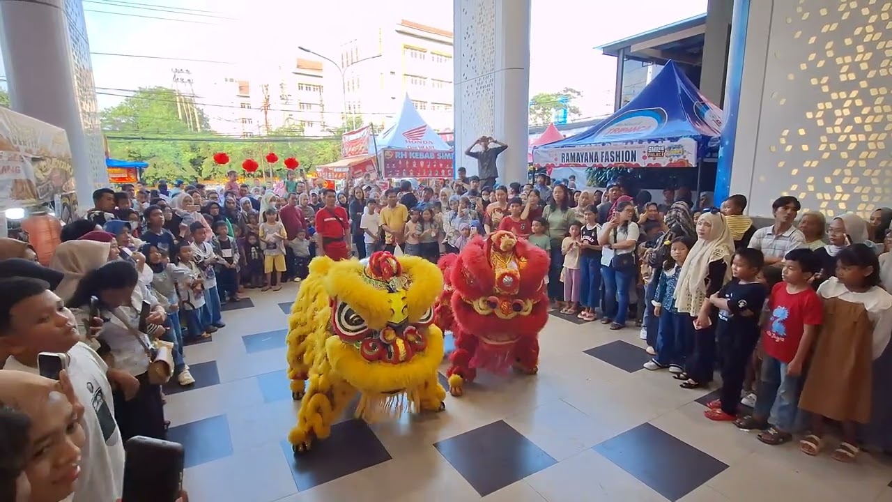 Atraksi Barongsai di Mall Ciplaz Lampung