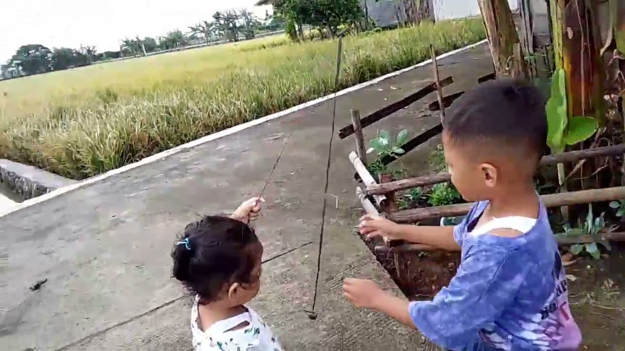 Jalan² di pinggir sawah sama kak isna😆