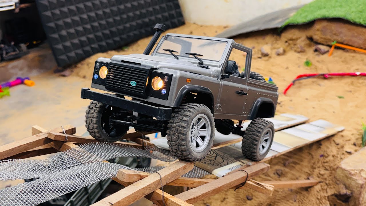 Remote control Land Rover Defender 90 Sand￼ off road obstacle test?