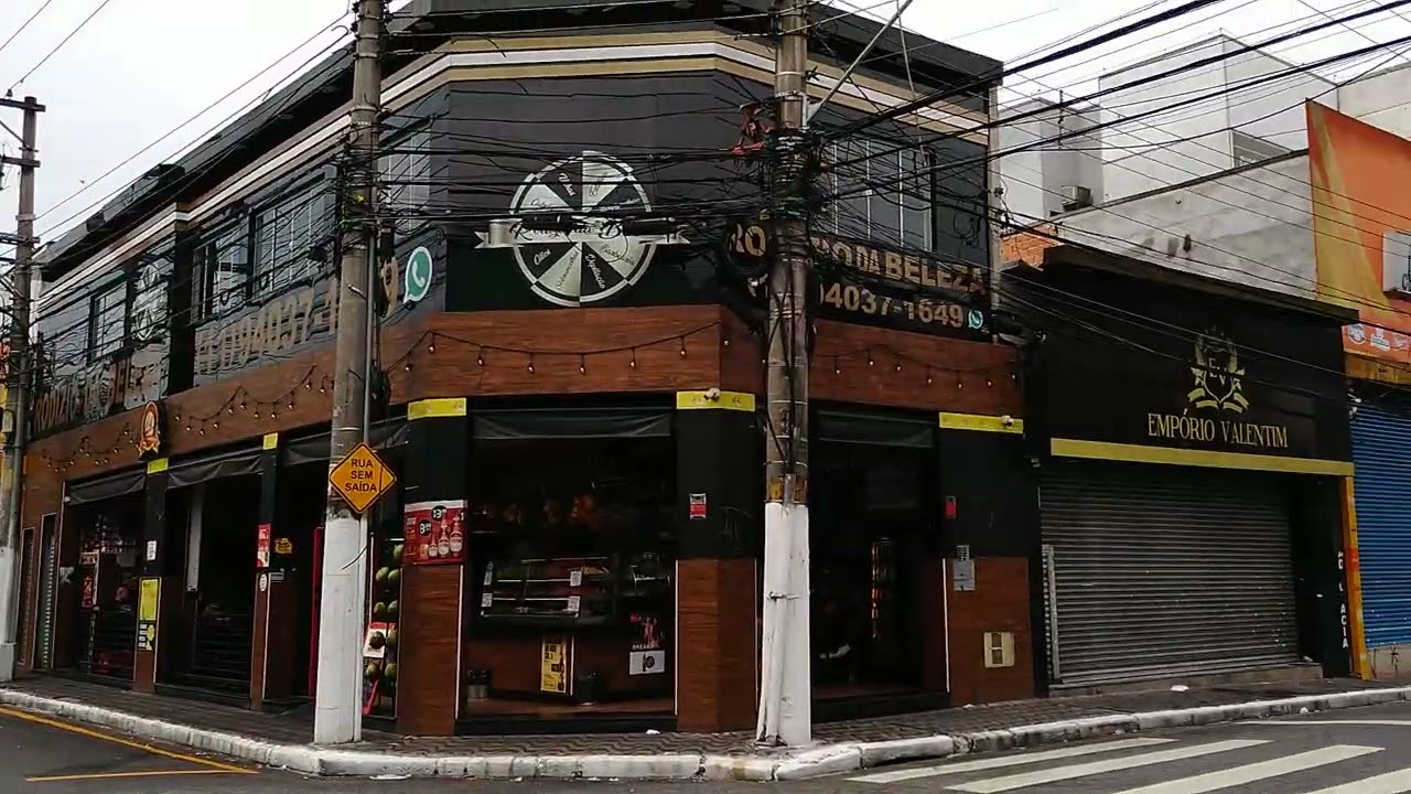 Um terminal urbano pintado de verde no Brasil 🇧🇷