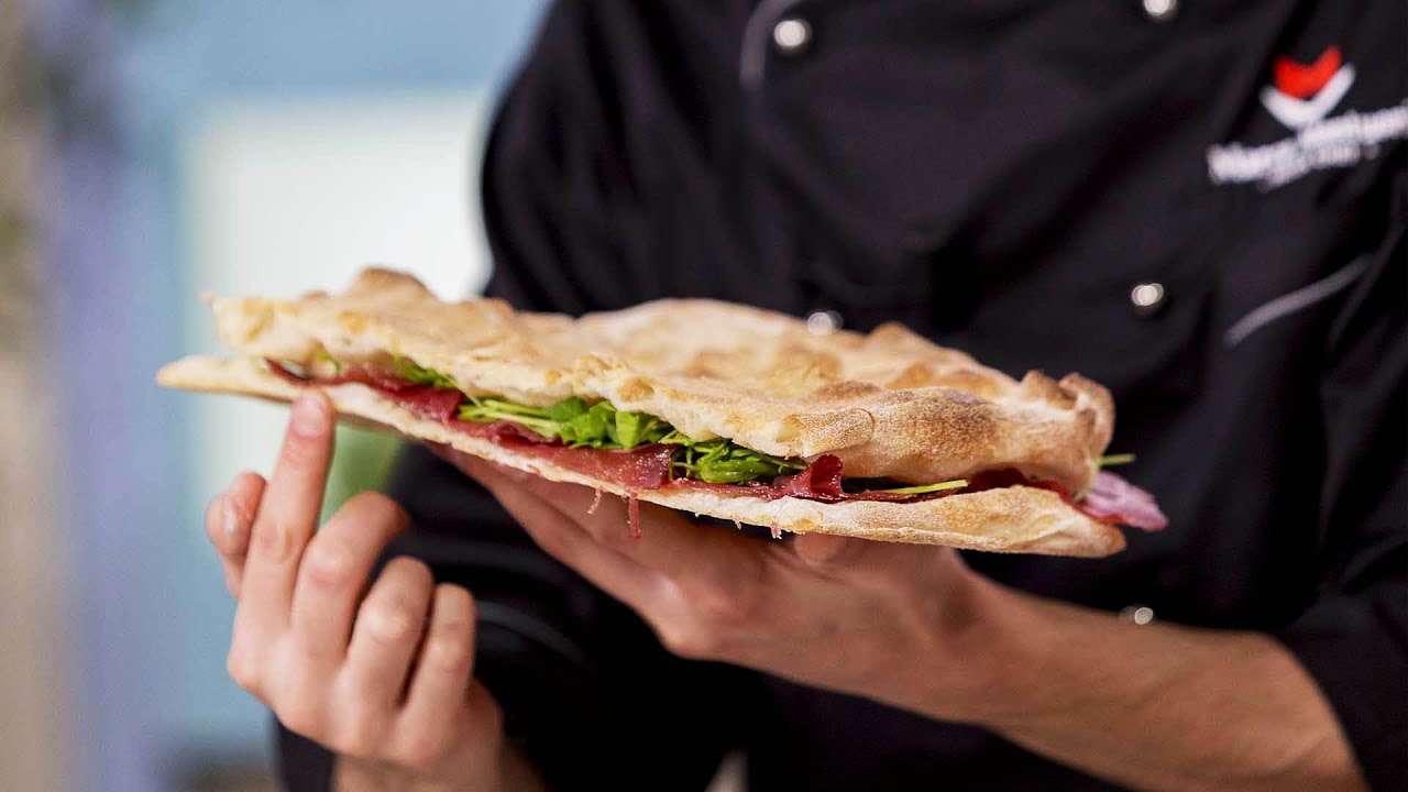 Come fare una Pizza ripiena SOTTILE e CROCCANTE, con la cottura in TEGLIA