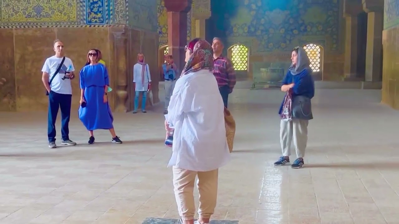 Iranian woman singing in mosque 🕌 صدای زیبا در مسجد شاه اصفهان