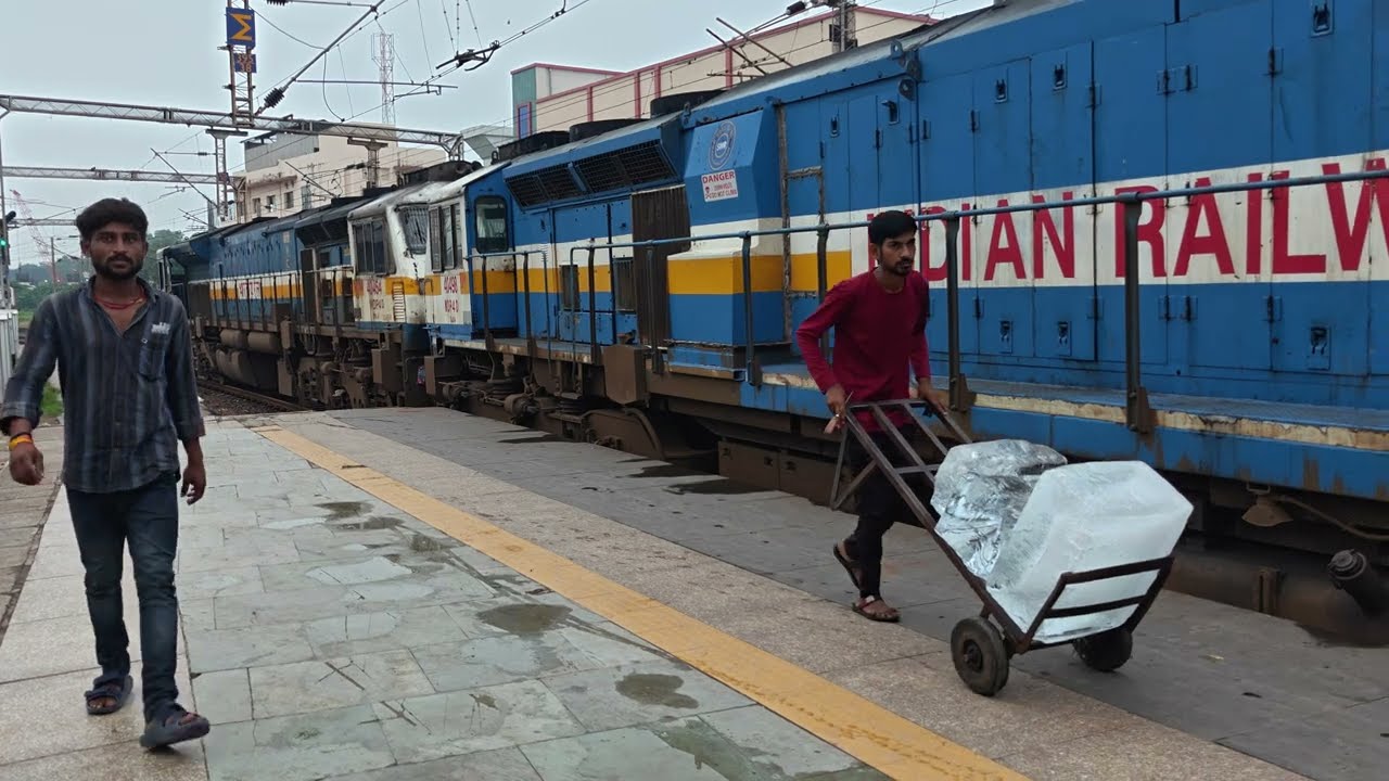 16587/Yesvantpur - Bikaner Express led by KJM WDP 4D Twins departing Vadodara Junction
