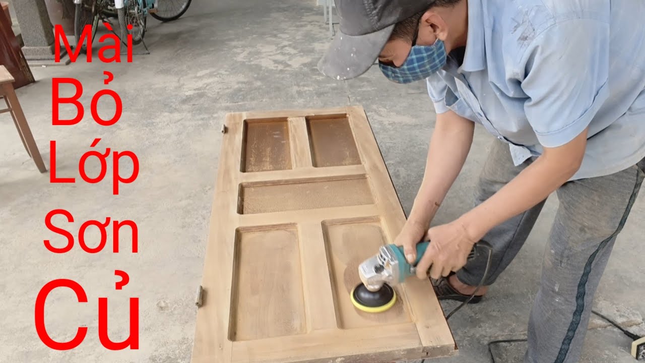 Cách làm mới đồ gỗ bằng dụng cụ cầm tay.Mài bỏ lớp sơn bong tróc.