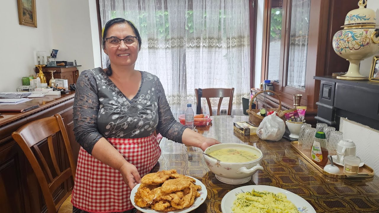 Ciorba cu găluște ,șnițel de pui și pireu de cartofi.