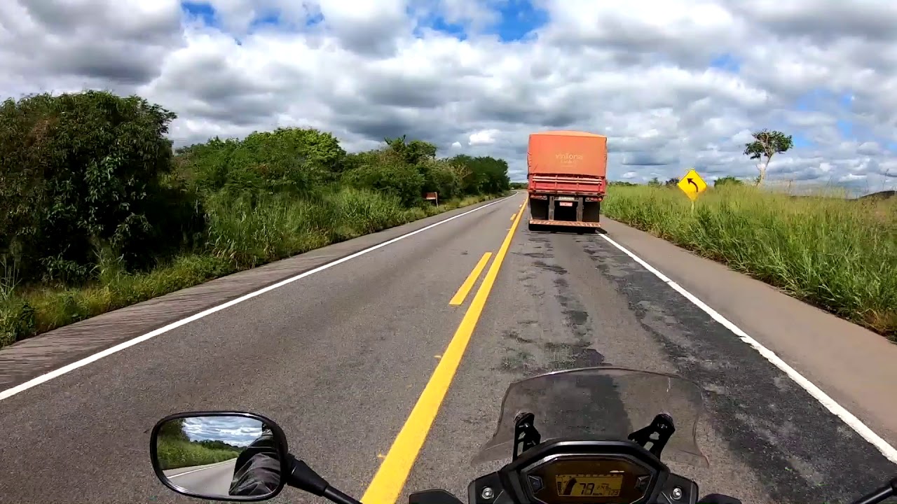 Honda CB500X - fazendo ultrapassagens com seguran&ccedil;a