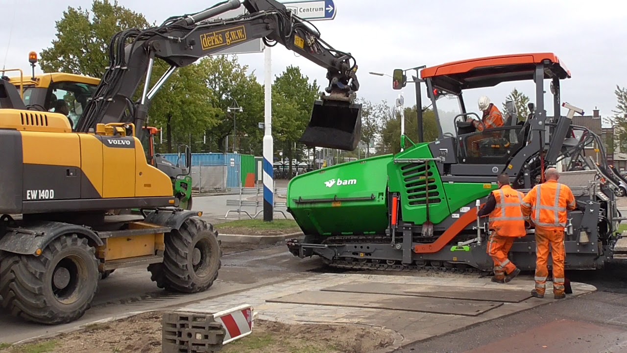 bouw parkeergarage station Wijchen deel 58 / asfalteren (2) en bestrating