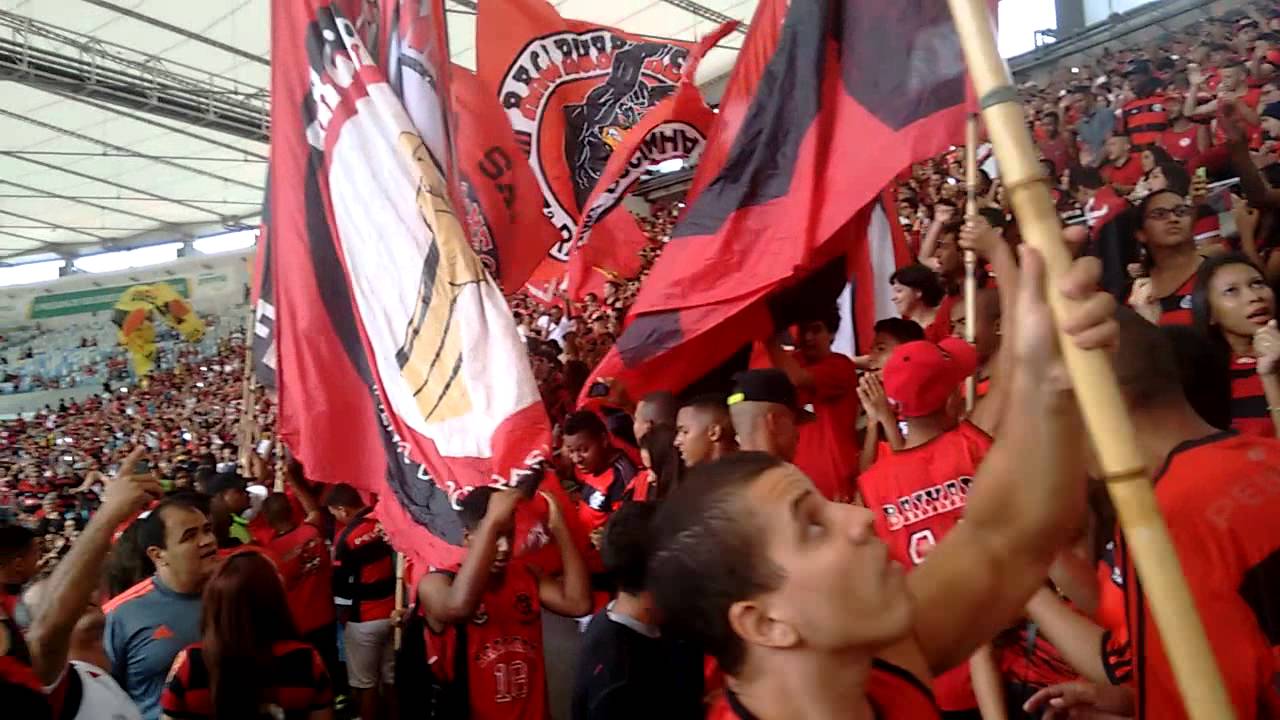 entrada das bandeiras RAÇA RUBRO NEGRA