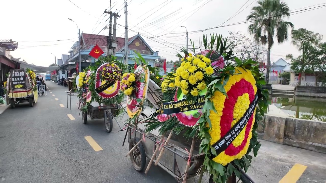 Bà con dân làng den chuẩn bị đứa cụ gia đồng