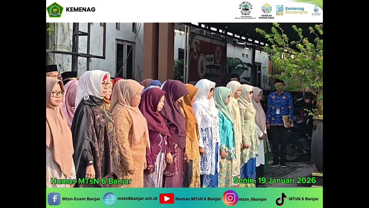 Guru dan Tenaga Kependidikan MTsN 6 Banjar Terima Penghargaan dan Satya Lencana Karya Satya. 