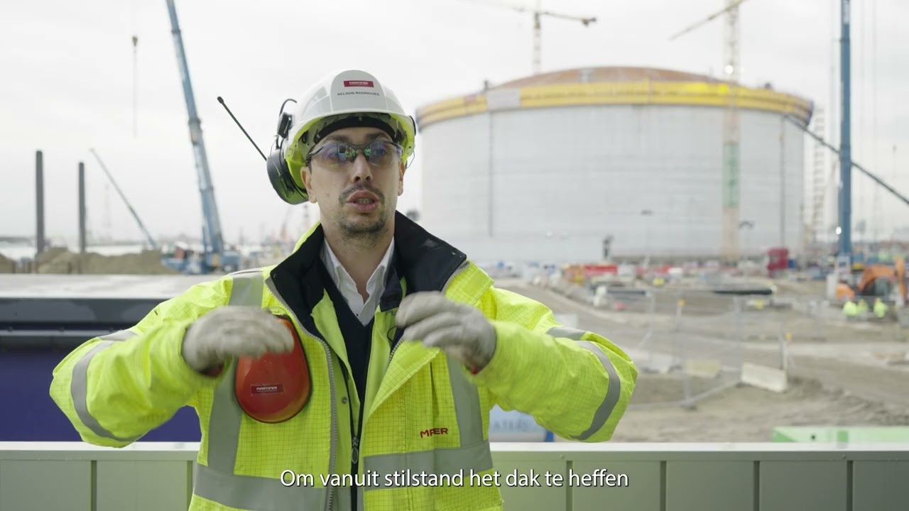 Hoe krijg je een tankdak van 900 ton op zijn plaats? Door het omhoog te blazen!