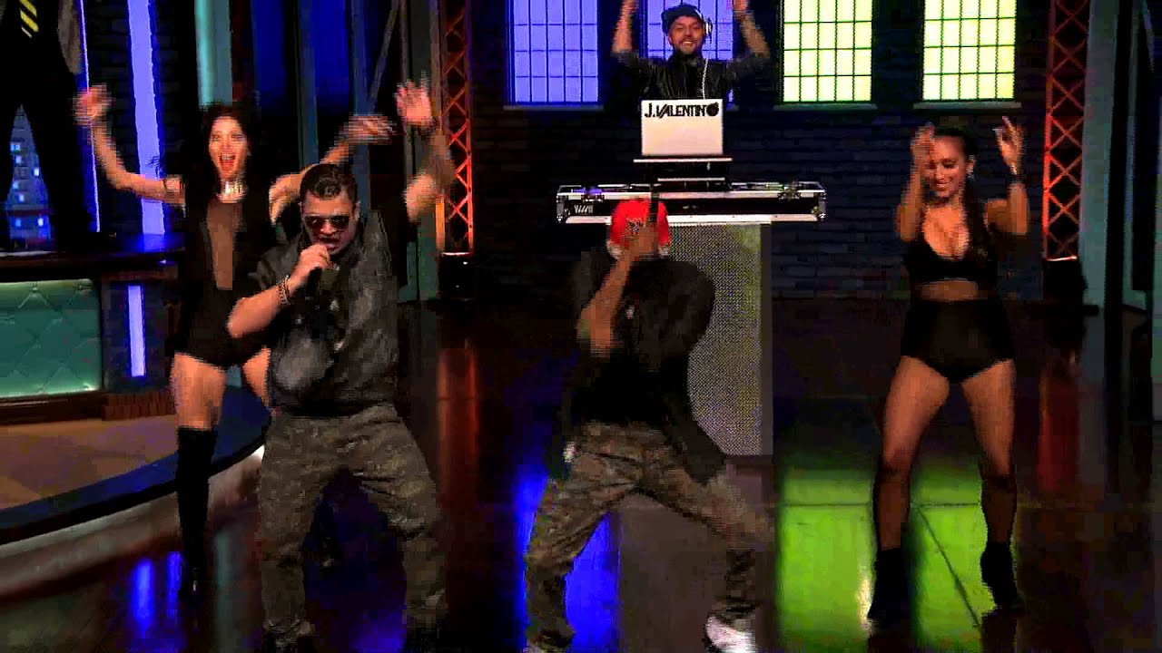 Jowell y Randy cantan 