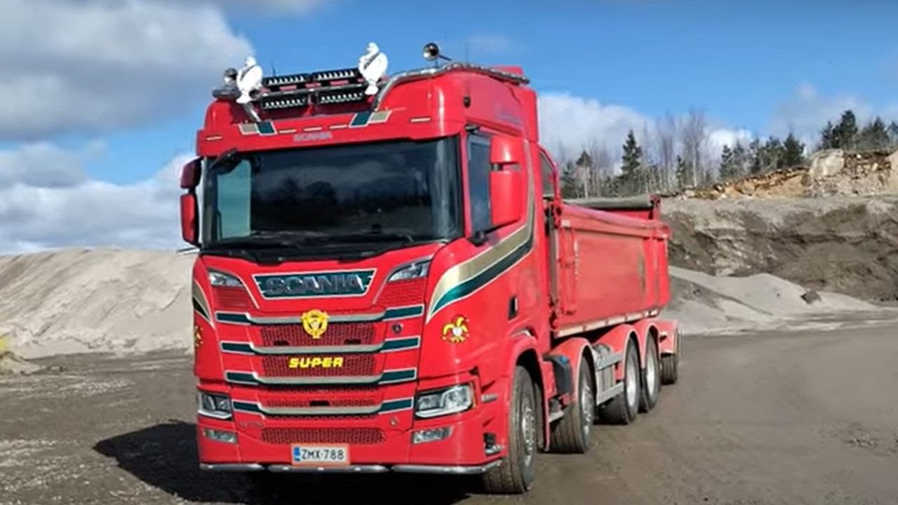 Kuljetus Timo Åbergin Scania-hirmu