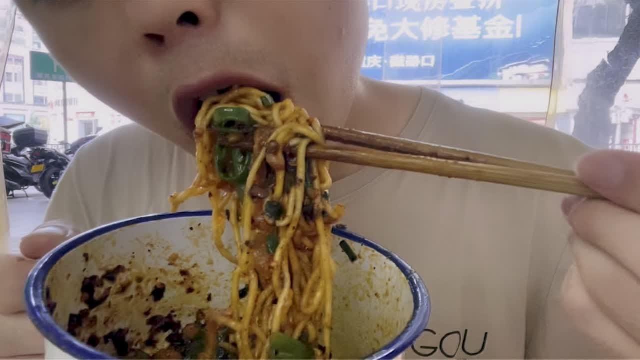 重庆有家不得鸟的杂酱面，根根挂汁太美味！店名也是颠覆你的想象