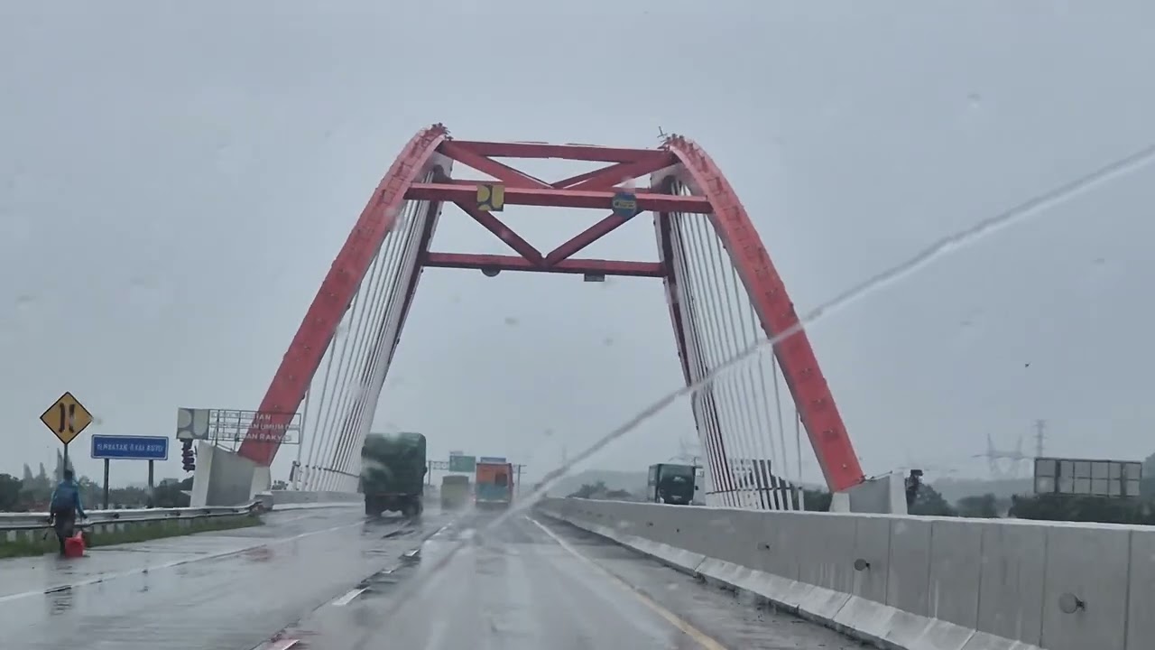 Perjalanan menuju Purwodadi, tak lupa videoin jembatan merah ini