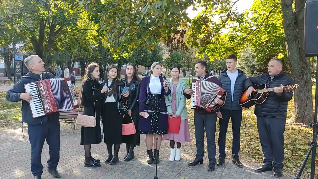 Над колискою співала!