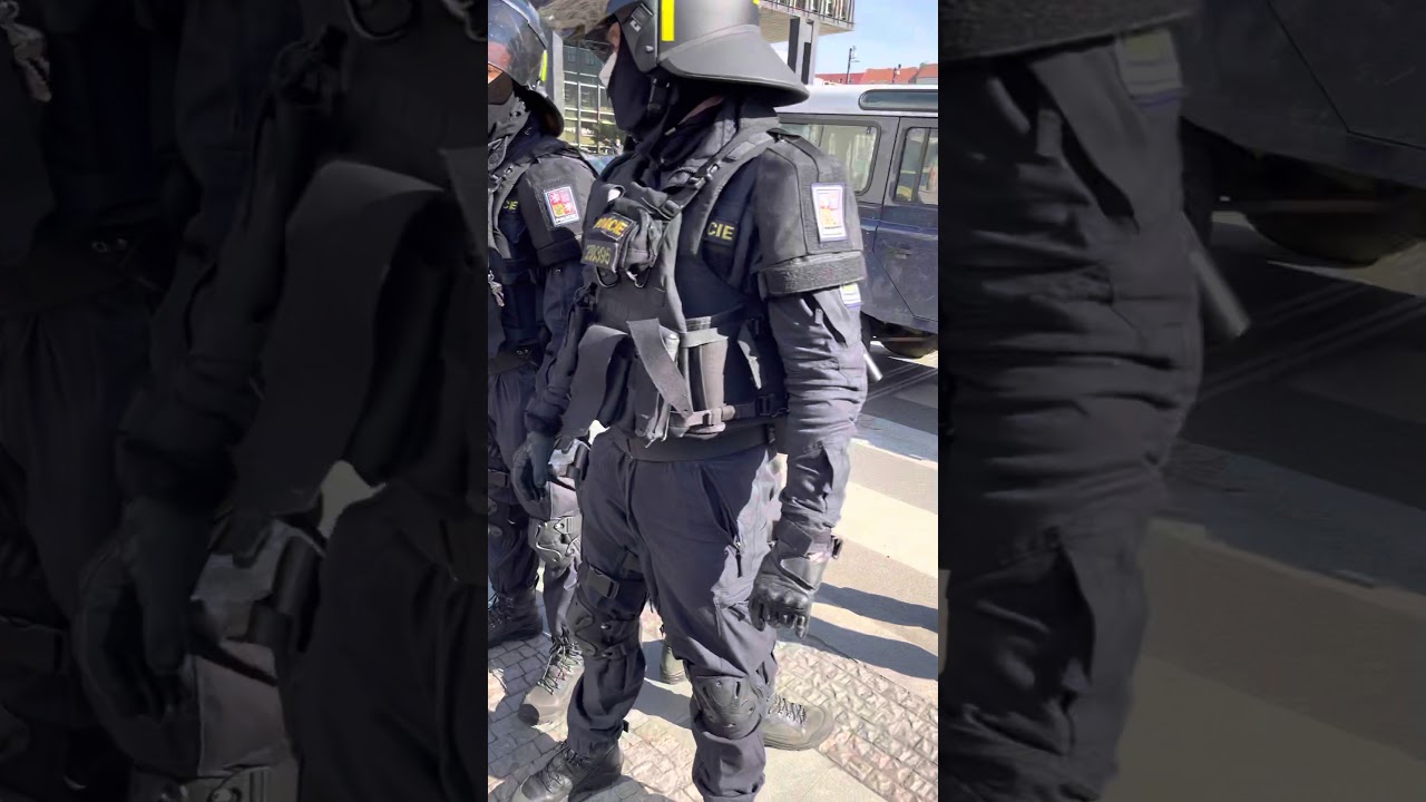 Policejní těžkooděnci  v akci!