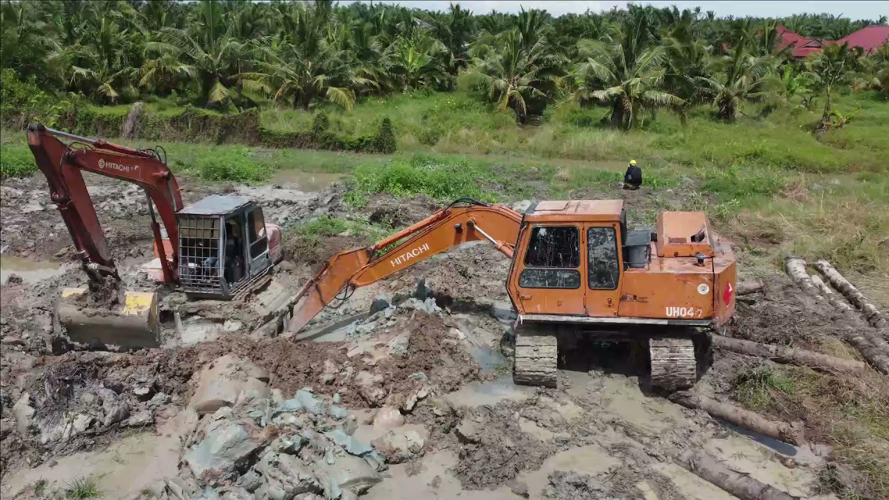 HITACHI EX100-1 RESCUED BY HITACHI UH04-7 MALAYSIA