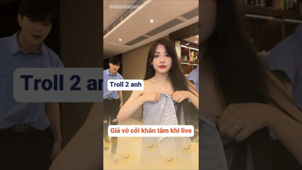 Troll 2 anh giả vờ cởi khăn tắm khi livestream | Chưa Chắc Đ&atilde; H&agrave;i #shorts #giaitri