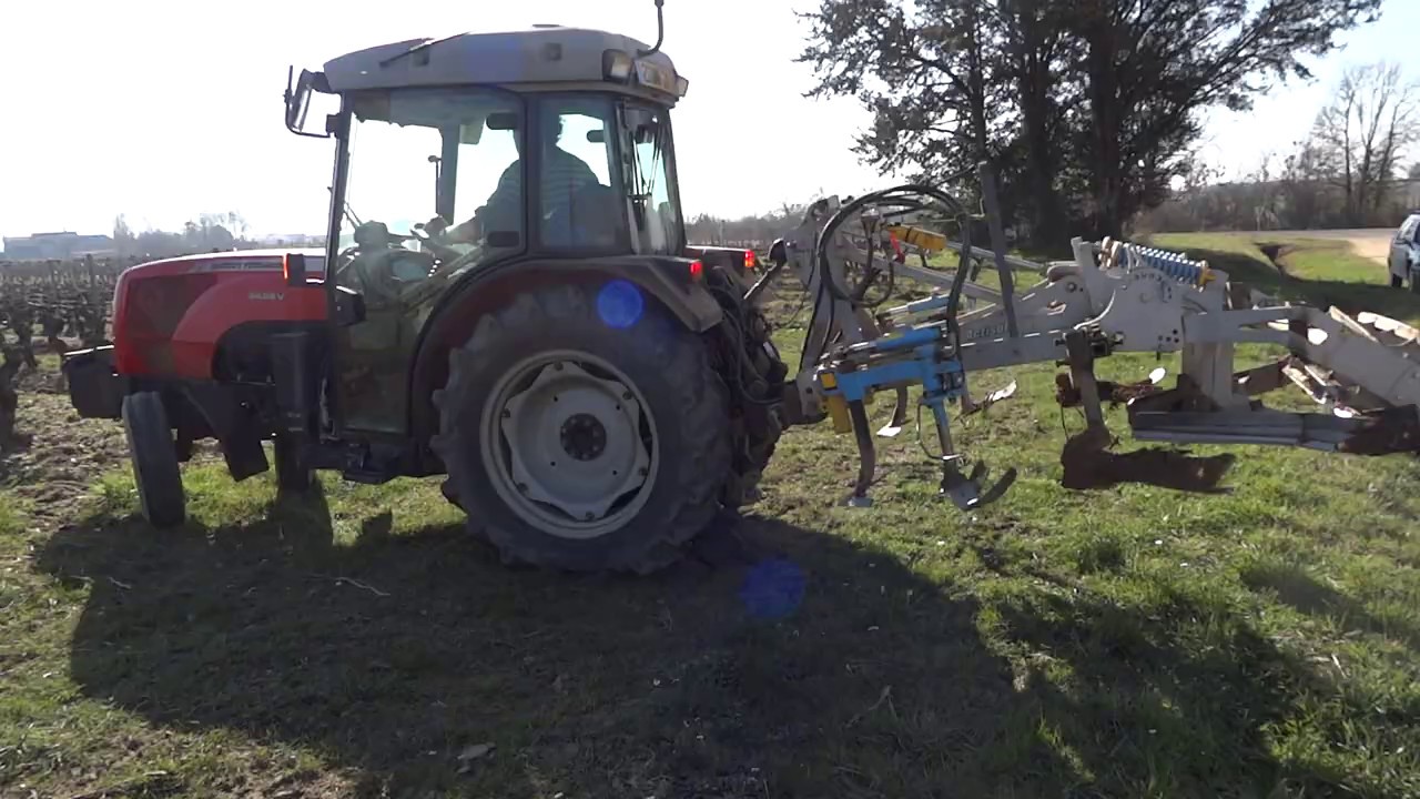 Désherbage mécanique des vignes; débuttage avec lames intercep Braun sur un Actisol