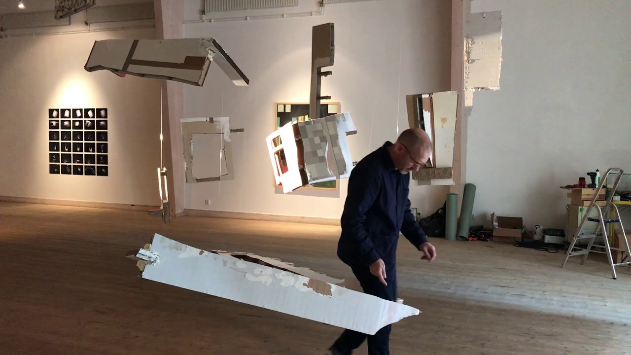 Niklas Hellberg s&auml;tter konsten mitt i rummet