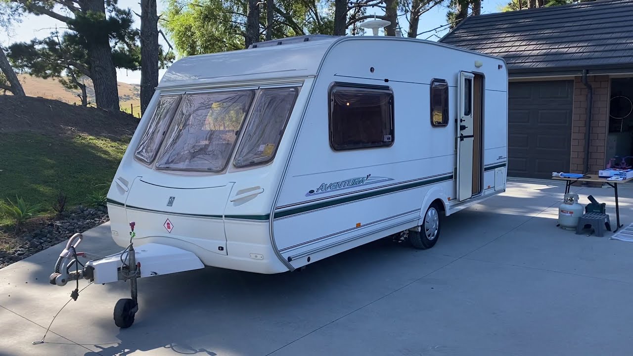 2002 Abbey Adventura 320 caravan 4 berth walk around