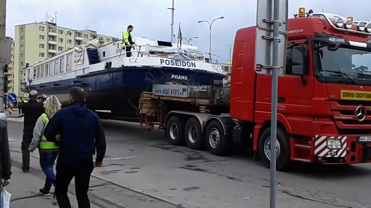Výletní loď Poseidon - Znojmo - otáčení na nám. Svobody - 1. část