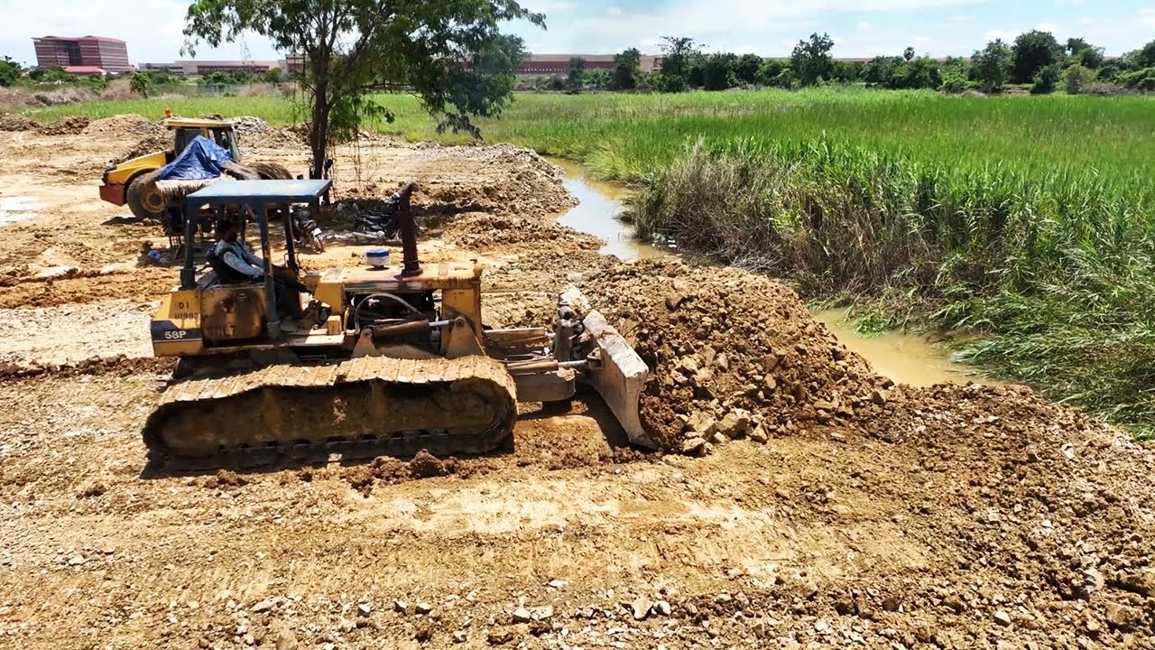 Better Start Clearing Land Strong Old Bulldozer KOMATSU Spreading Stone Dirt For Land Filling Up