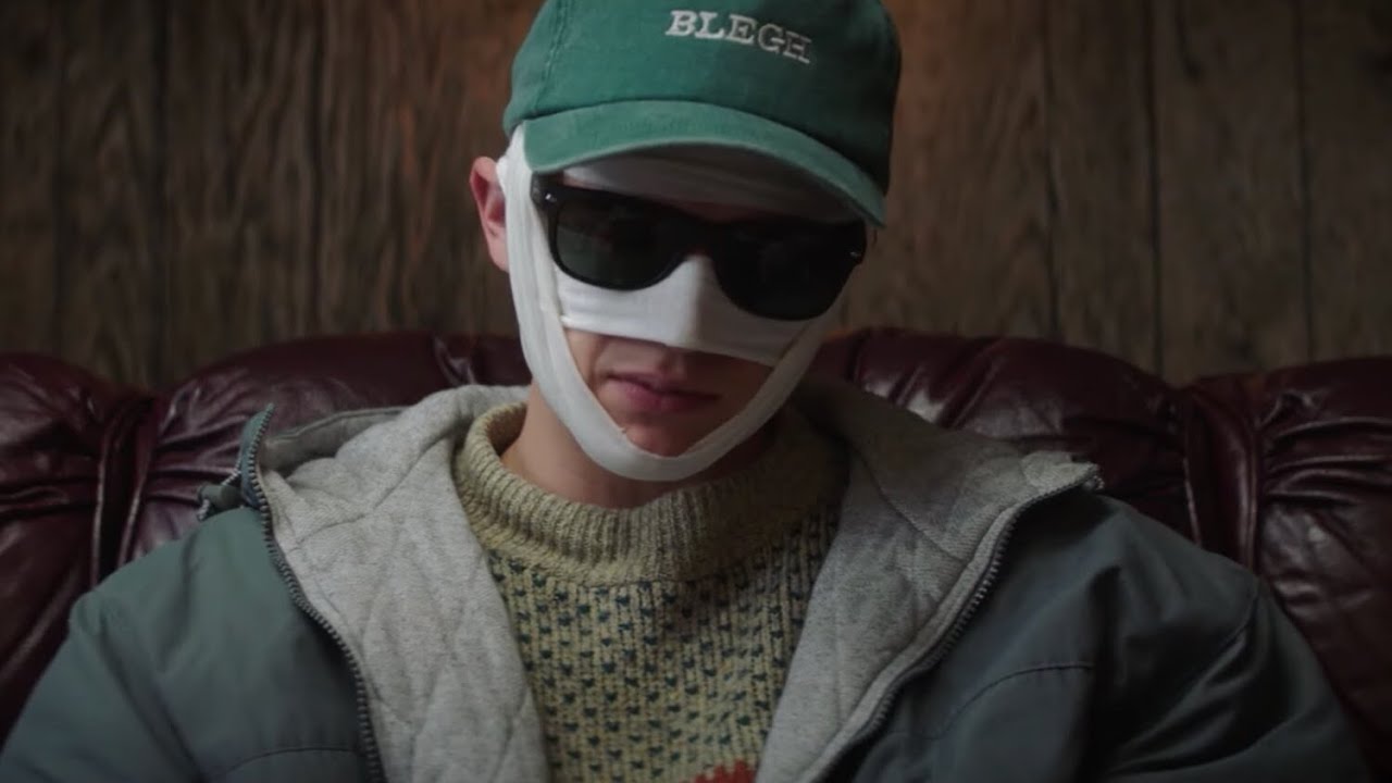 مراهق جميل جدا يخفي ملامح وجه لان أي شخص يشوفة يموت فوراً ملخص فلم Looks that kill باللهجه العراقية
