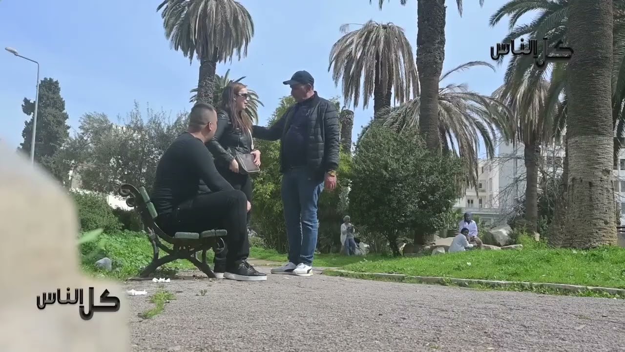 #كاميرا_خفية شبعة #ضحك #رمضان كي طفلة تطلبك في تلفونك باش تكلم صاحبتها ويشدها راجلها معاك#ههههههه