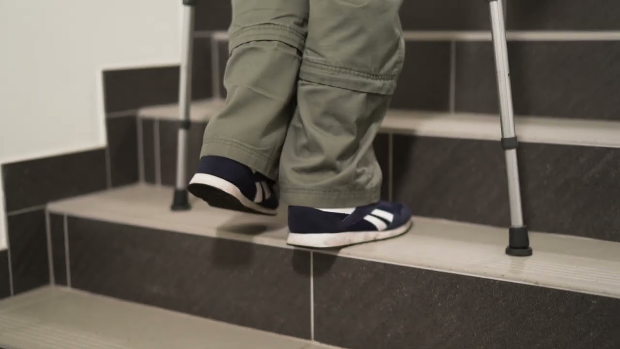 Nauka wchodzenia po schodach przy pomocy kul ortopedycznych