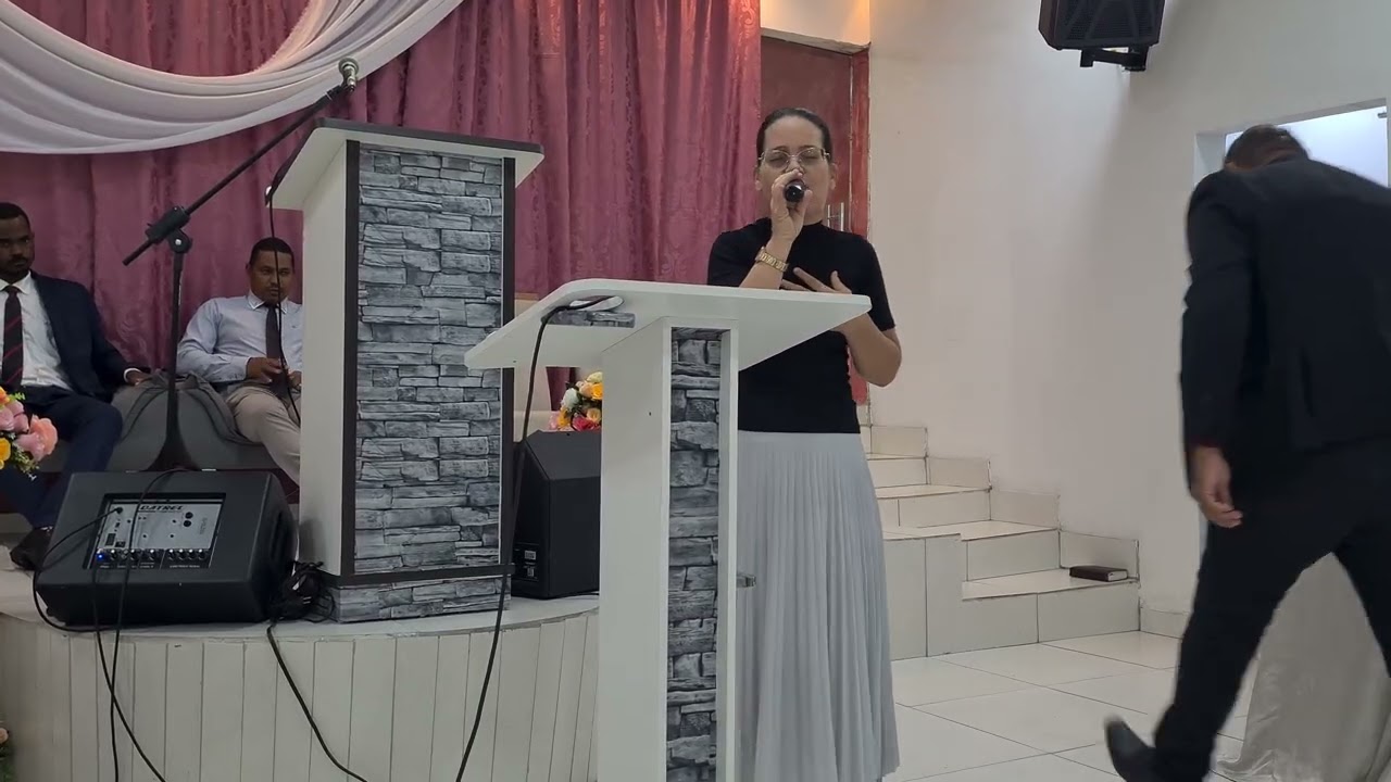 Líbina Santos Louvando - três coroas! Cover | igreja.