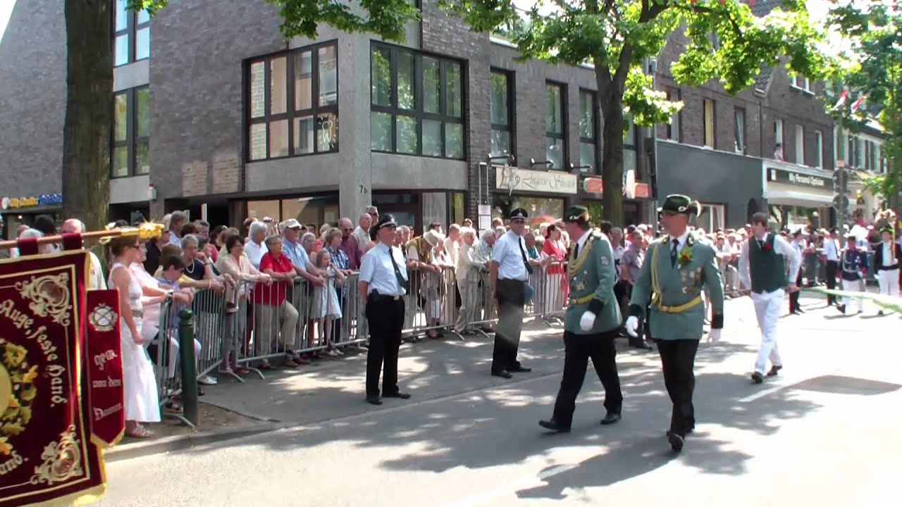 Schützen und Heimatfest in Büderich 2012 - Schützenparade vor dem Rathaus Dorfstraße Teil 1/3