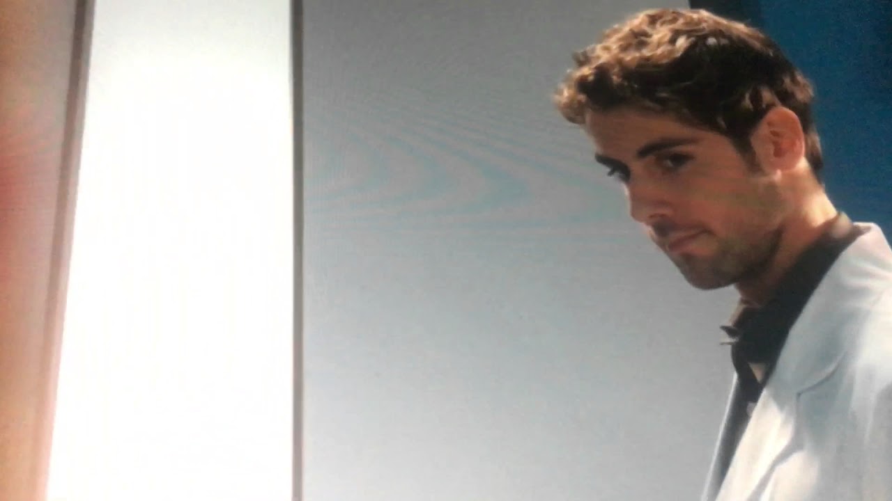 Niklas und Julia küssen sich