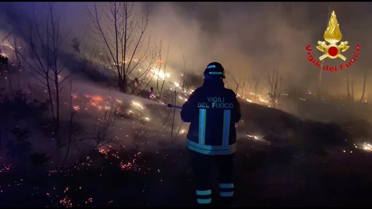 Notte di lavoro contro il fuoco per fermare l'incendio di Montegrino Valtravaglia