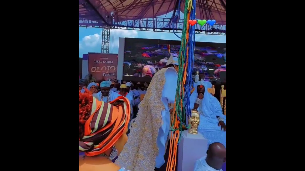 Queen Naomi displays open humility to the Ooni of Ife as he celebrates 6years on d throne ☺️😊🥰😍😘