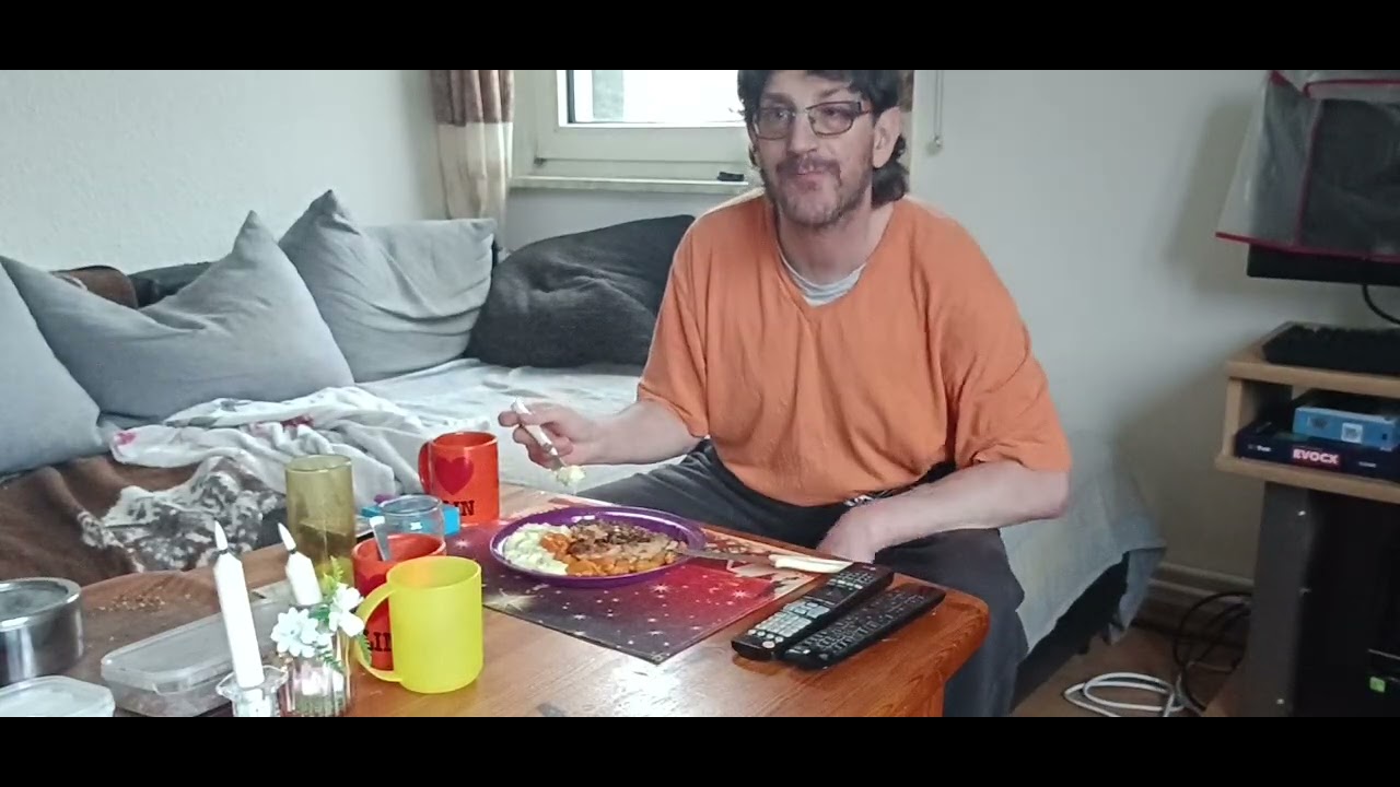 Thomas beim mittag essen 