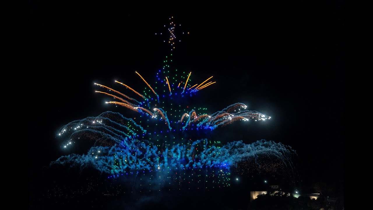#Pirodrones - 1r espectáculo de 500 drones con pirotecnia real by Flock Drone Art Studio