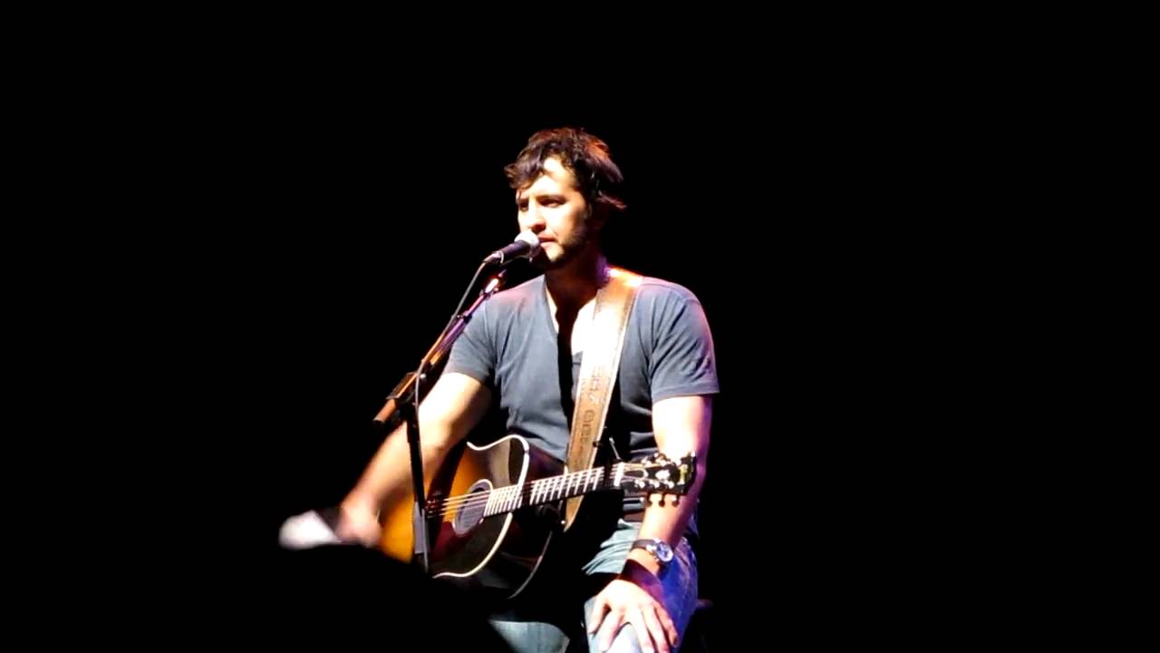 luke bryan performing 