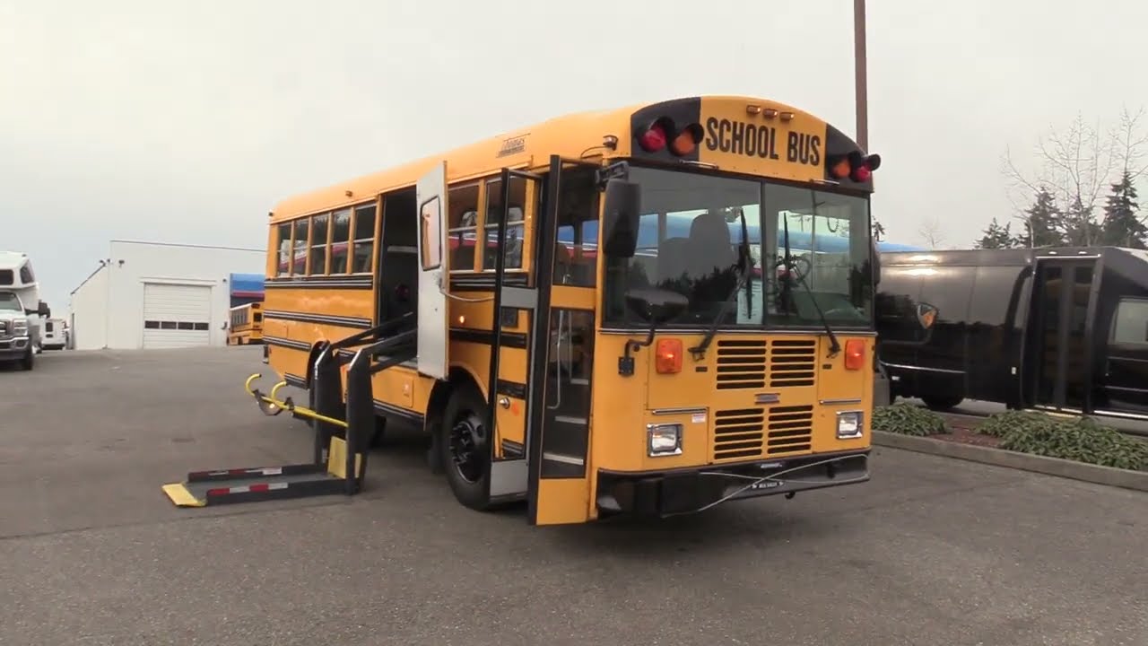2007 Thomas Saf-T-Liner 16 Passenger + 2 Wheelchair Short School Bus - B75983
