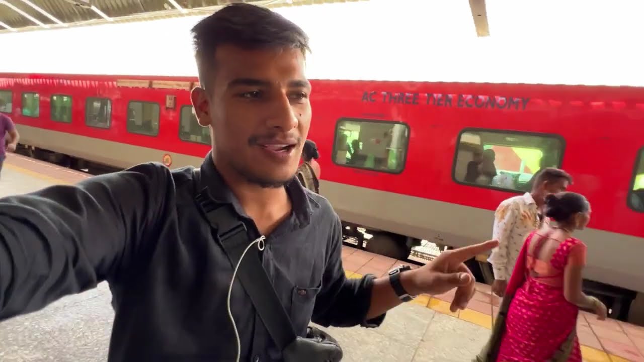 Bangalore - Mumbai Udyan Express Train Journey || Khandala Ghat in Rail😍
