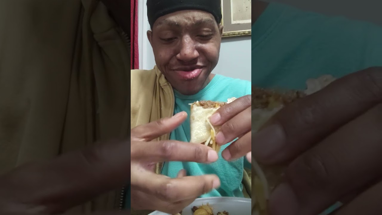 Eating 2 soft tacos 🌮🌮 with macaroni cheese for dinner tonight 